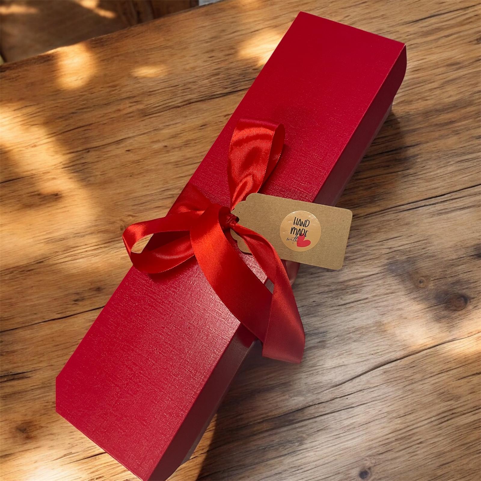 Box degustazione per San Valentino In una elegante scatola regalo rossa arriverà un golosissimo assortimento di macaron ( fragola,lampone e frutti di bosco) 10 pezzi - immagine 2